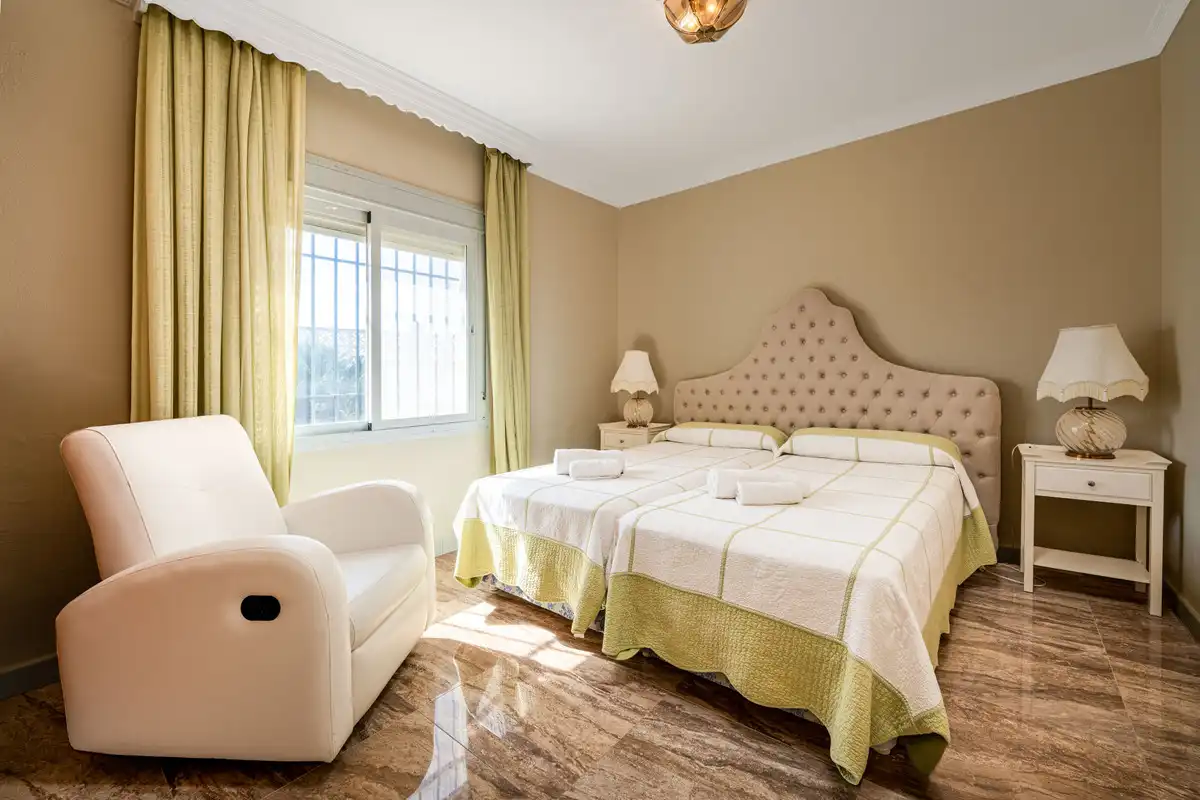 Dormitori de Casa o xalet en venda en Marbella amb Aire condicionat, Jardí privat i Piscina