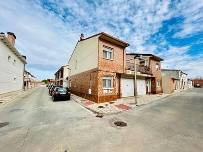 Vista exterior de Casa adosada en venda en Tudela de Duero amb Calefacció, Jardí privat i Parquet