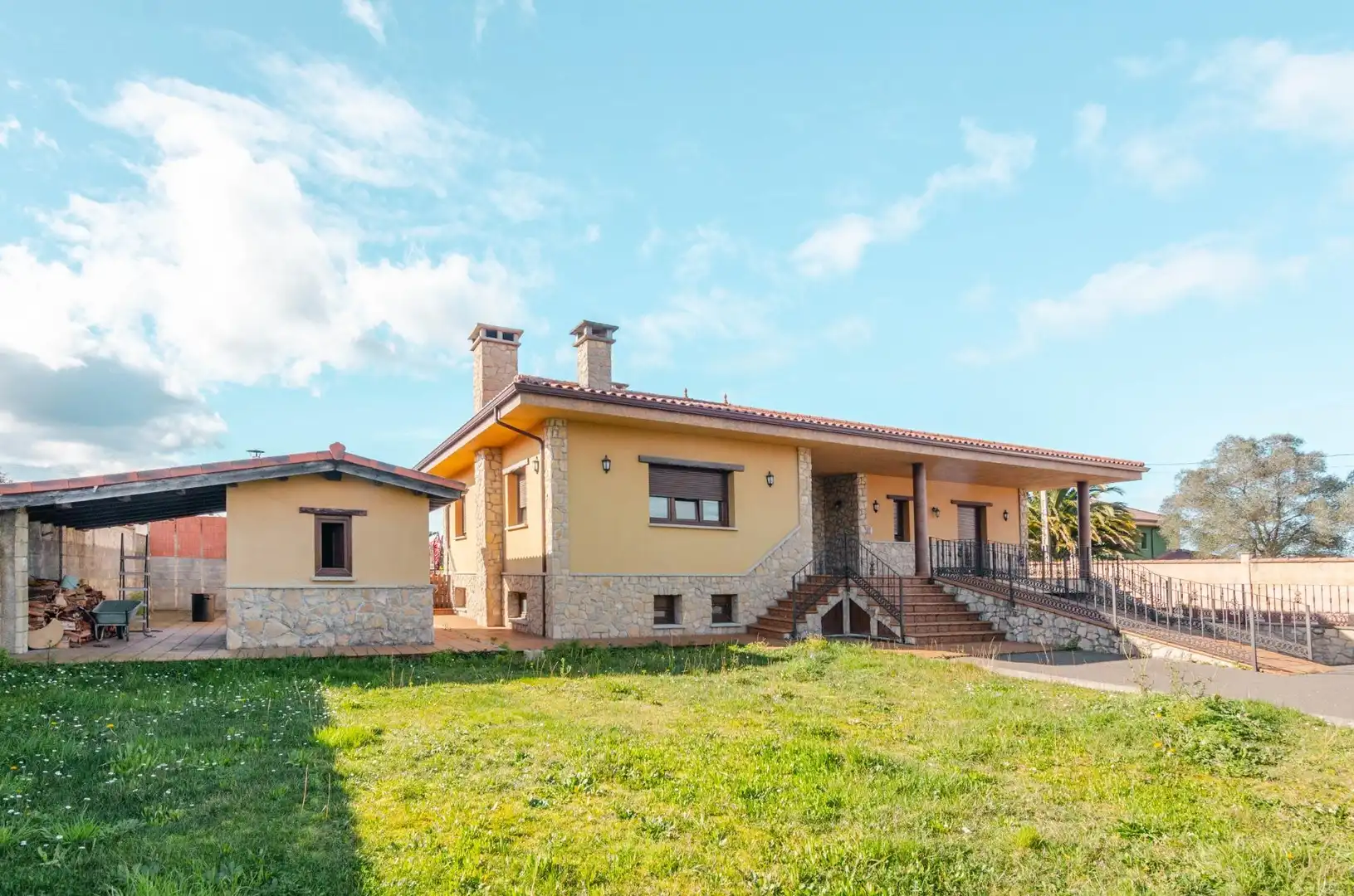 Vista exterior de Casa o chalet en venta en Santo Adriano con Calefacción, Piscina y Alarma