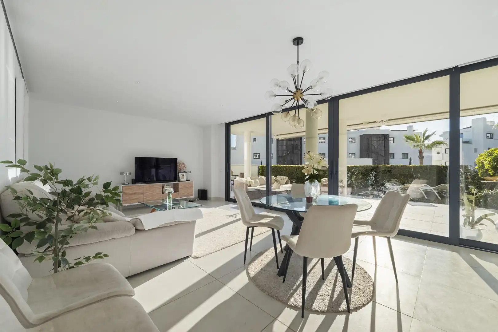 Sala d'estar de Planta baixa en venda en Fuengirola amb Aire condicionat, Jardí privat i Terrassa