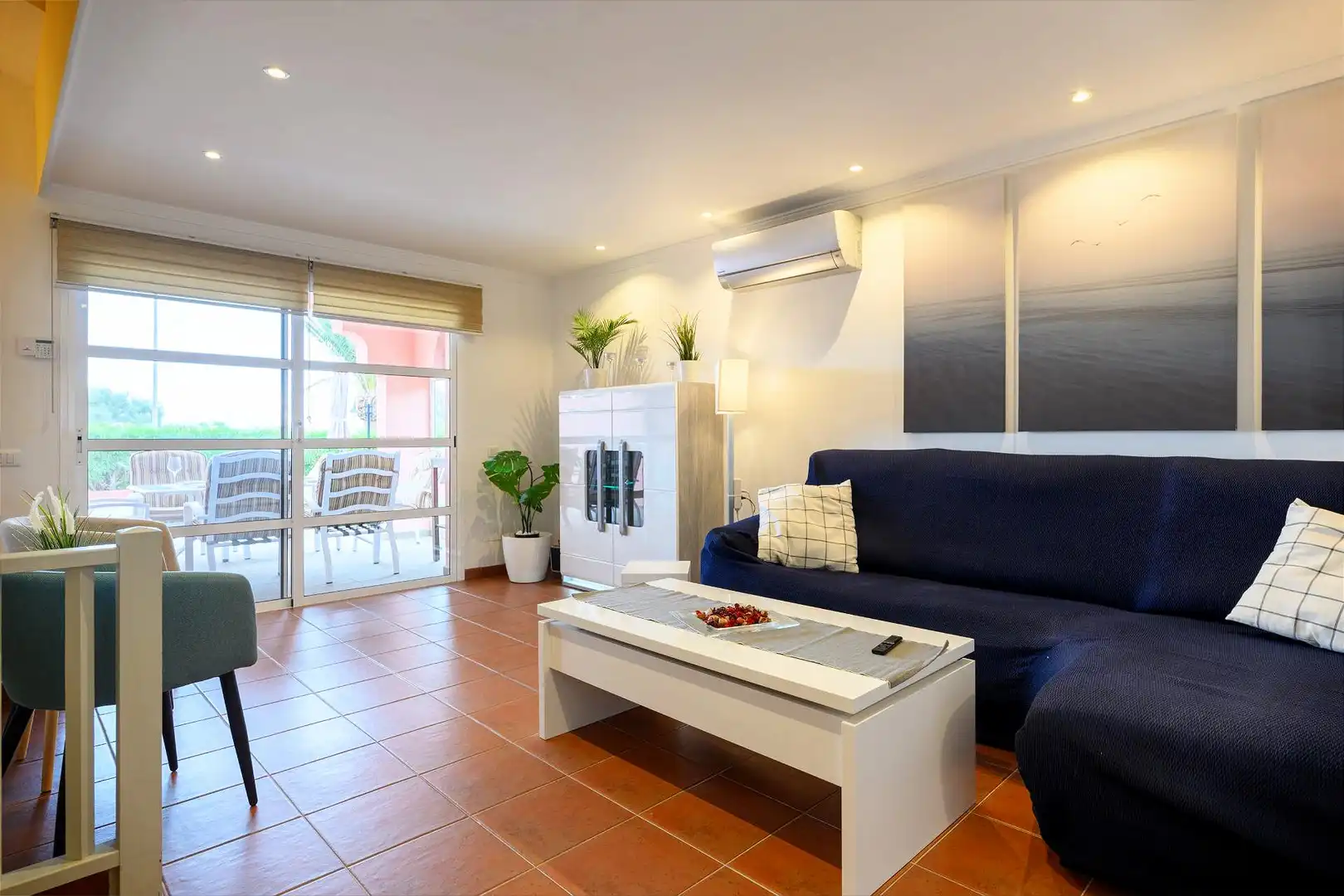 Wohnzimmer von Einfamilien-Reihenhaus zur Miete in San Bartolomé de Tirajana mit Klimaanlage, Privatgarten und Terrasse
