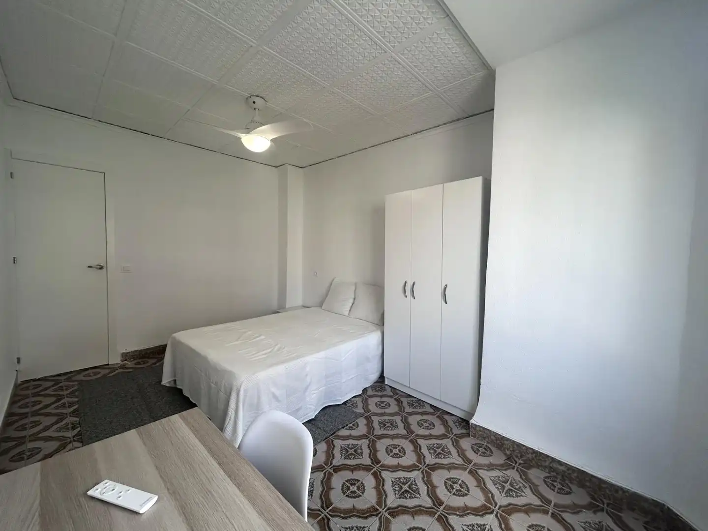 Room in Avenida PAIS VALENCIA, Antigua Moreria