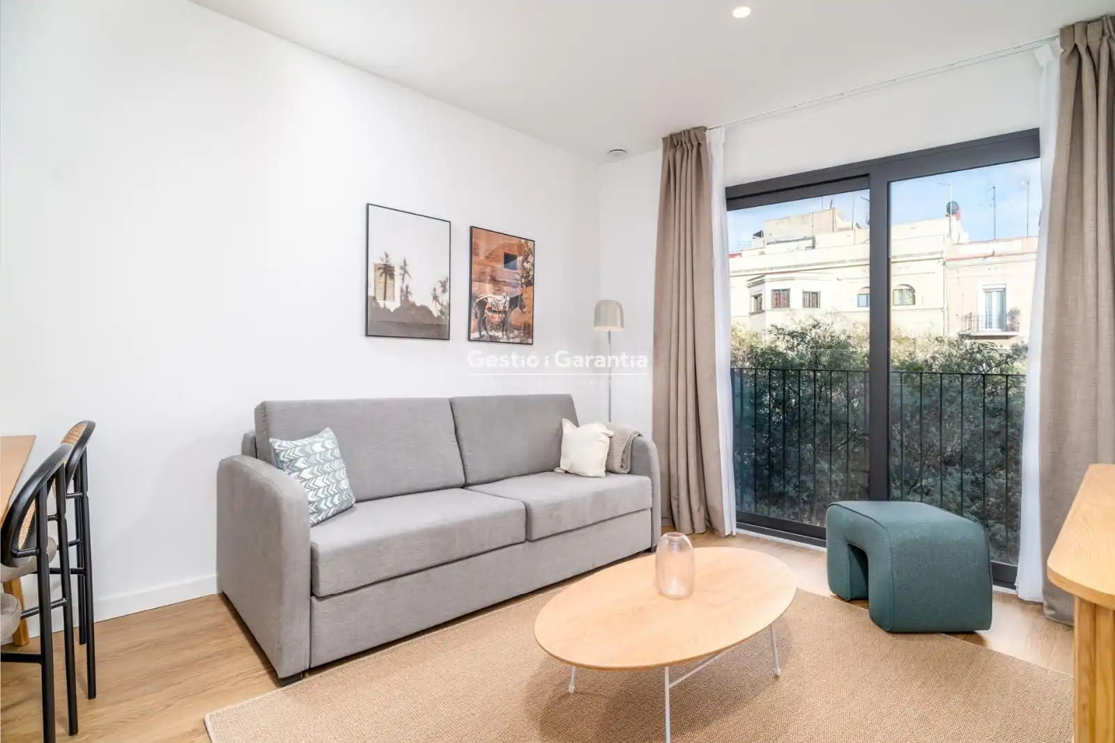 Sala de estar de Piso en venta en L'Hospitalet de Llobregat con Terraza y Amueblado
