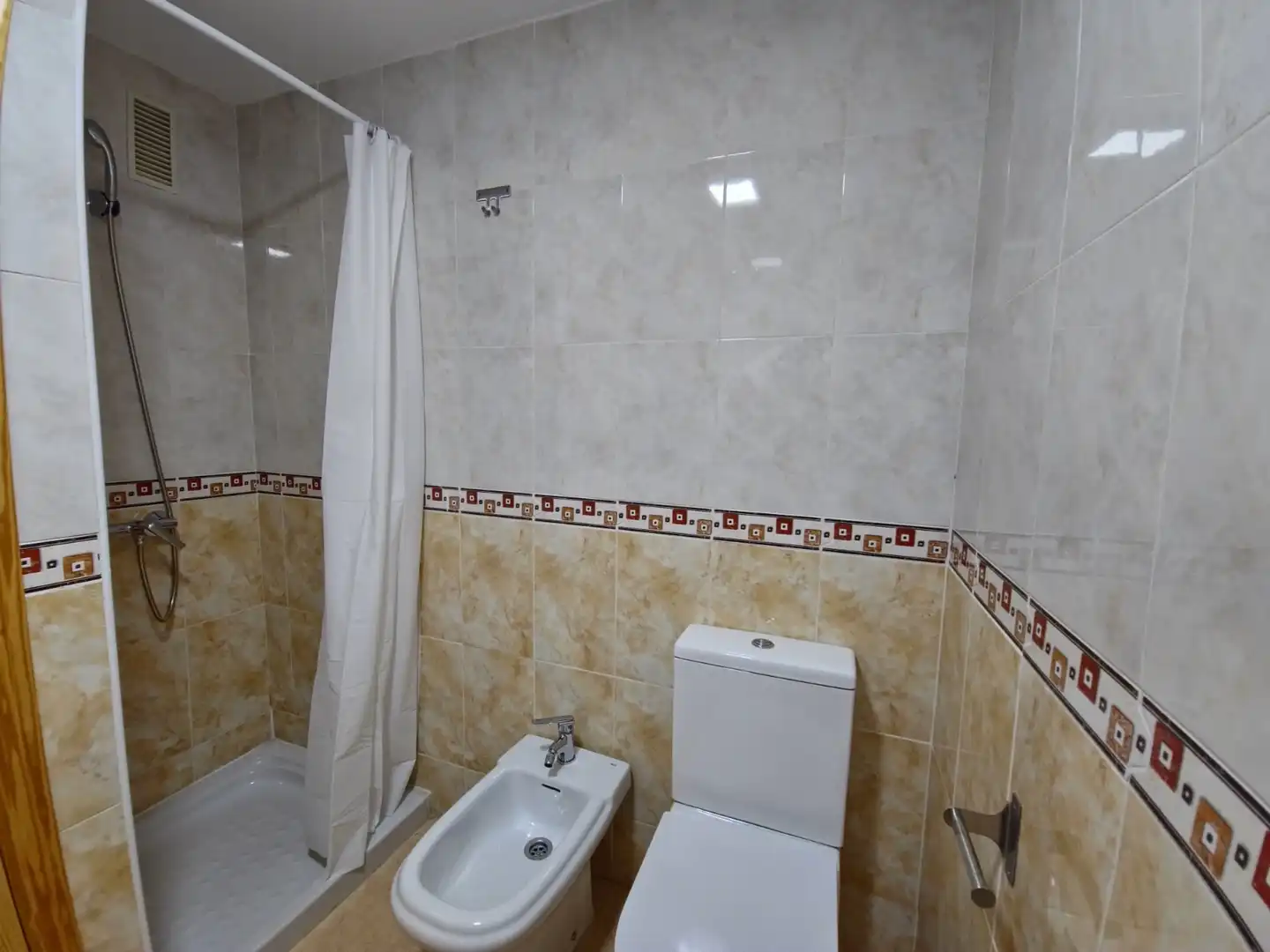 Baño de Apartamento de alquiler en Almoradí con Calefacción, Terraza y Trastero