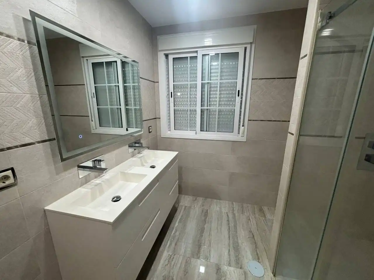 Baño de Casa adosada en venta en Dos Hermanas con Aire acondicionado, Calefacción y Jardín privado