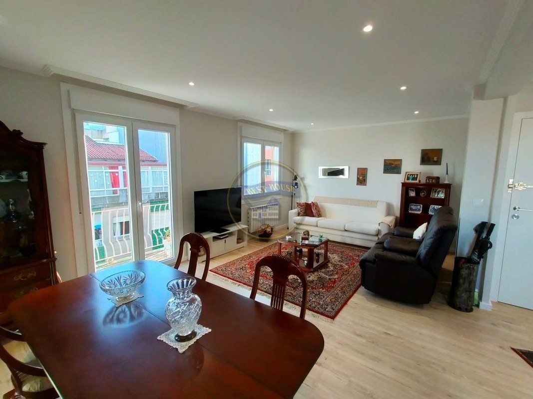 Living room of Apartment to rent in Vigo   with Heating, Parquet flooring and Balcony