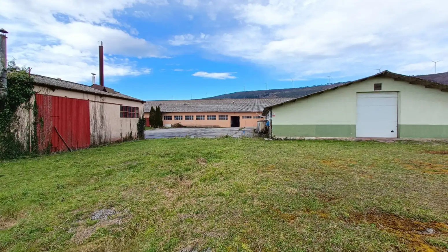 Außenansicht von Fabrikhallen zum Verkauf in Tineo