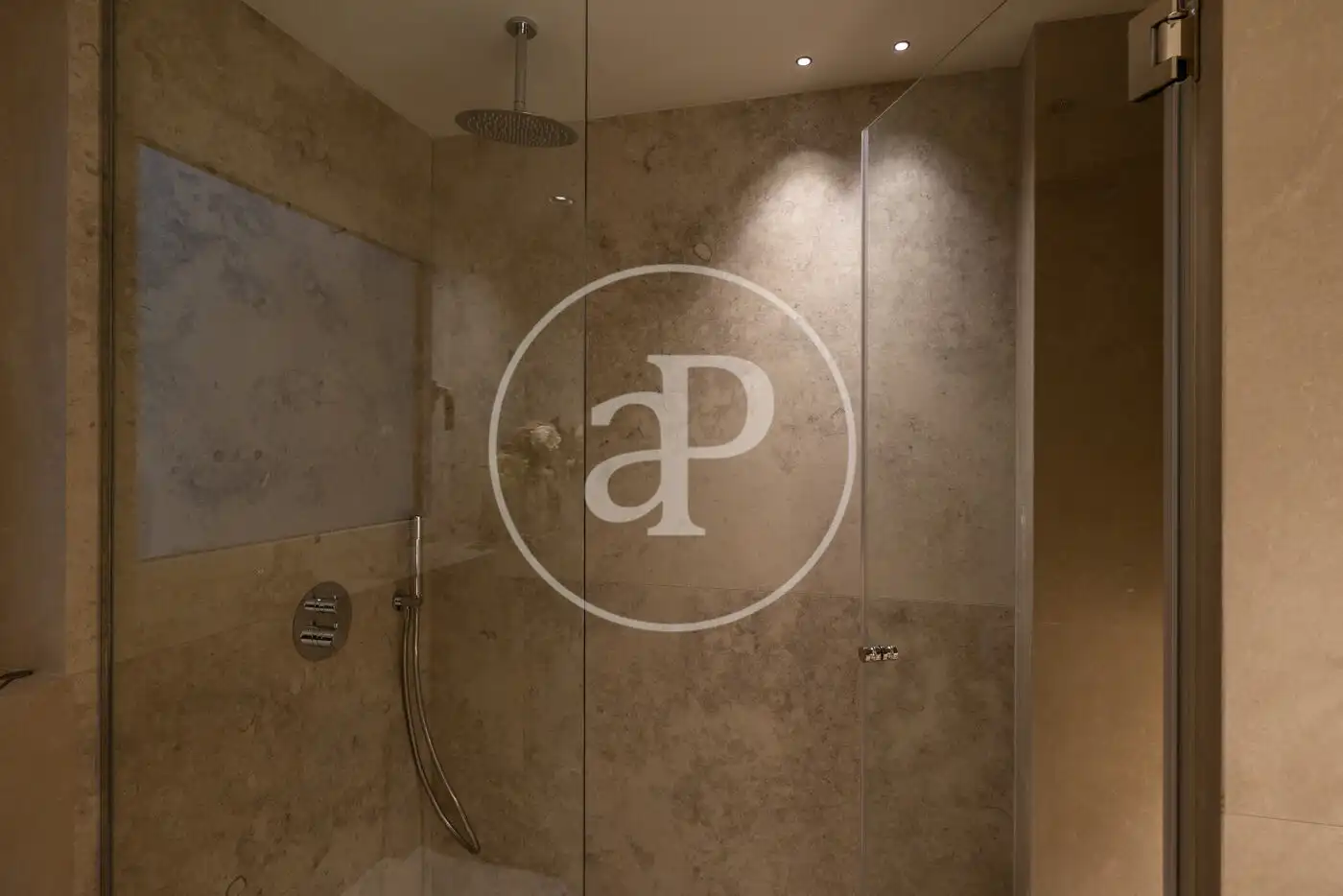 Badezimmer von Wohnung zum Verkauf in Barcelona mit Klimaanlage, Heizung und Terrasse
