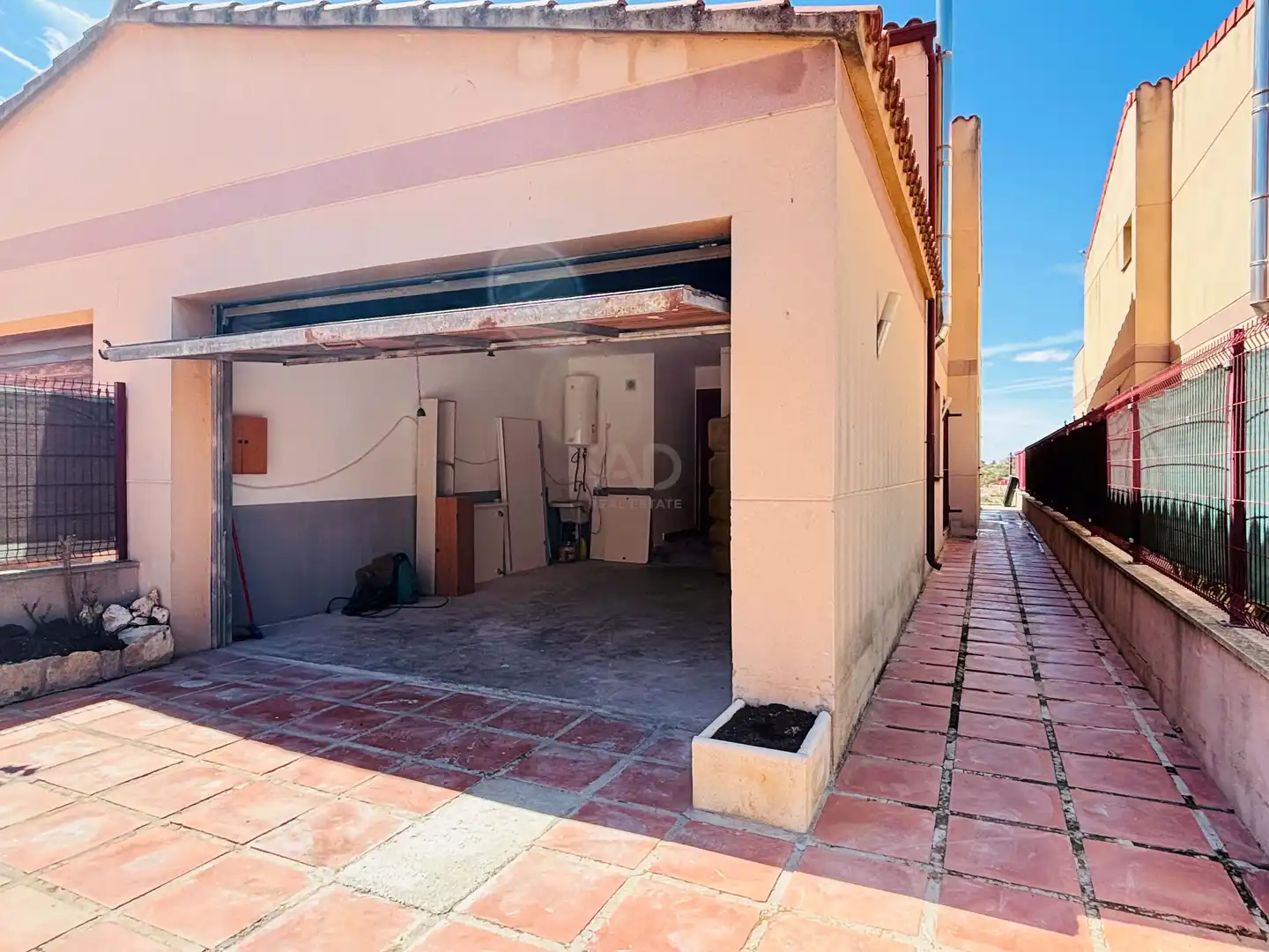 Parkplatz von Einfamilien-Reihenhaus zum Verkauf in Cervià de Les Garrigues mit Heizung und Terrasse