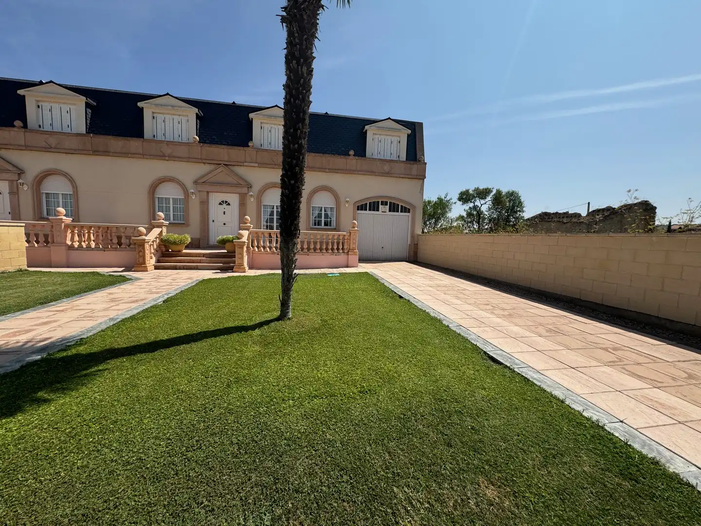 Vista exterior de Casa adosada en venta en Valoria la Buena con Calefacción, Jardín privado y Parquet