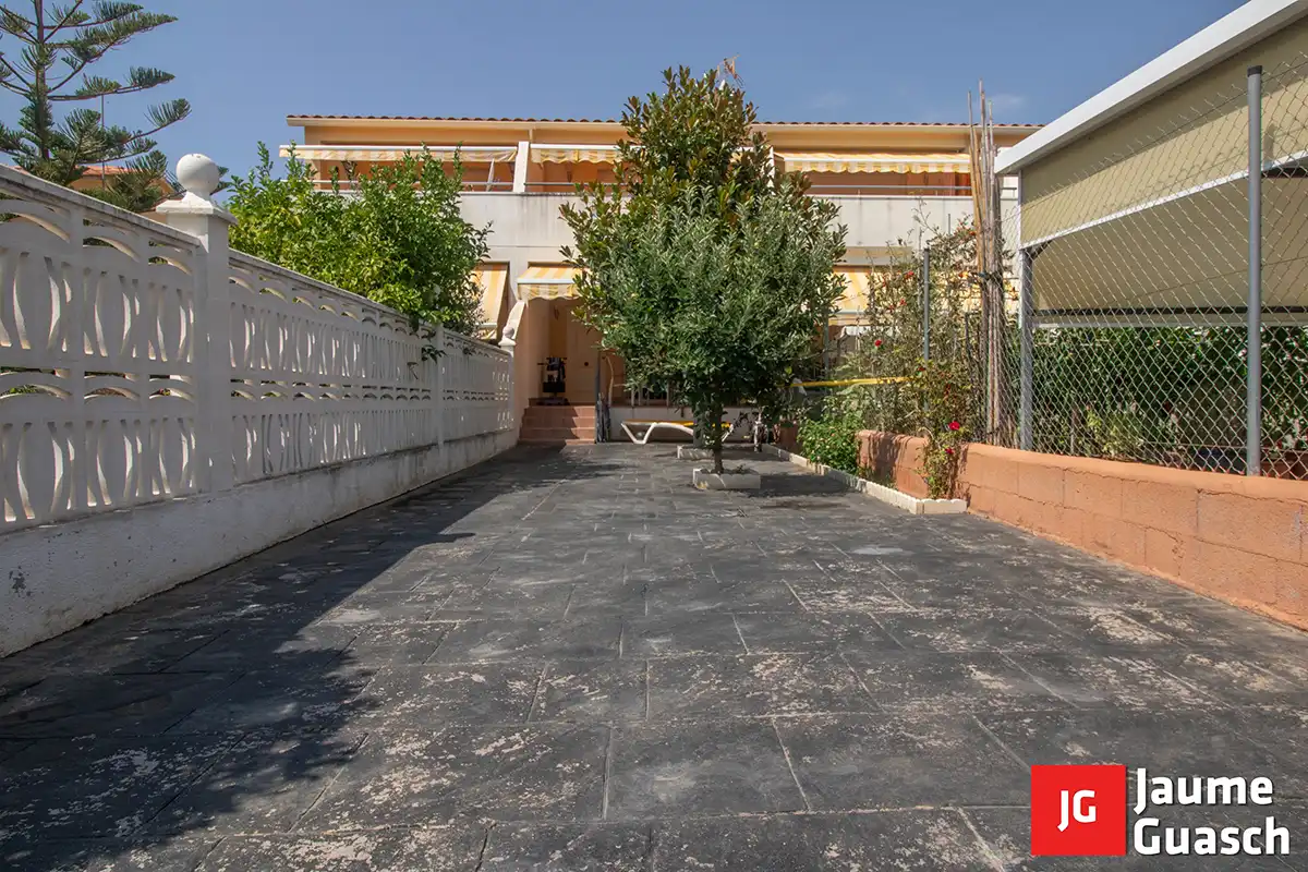 Vista exterior de Casa adosada en venta en Creixell con Aire acondicionado, Calefacción y Jardín privado