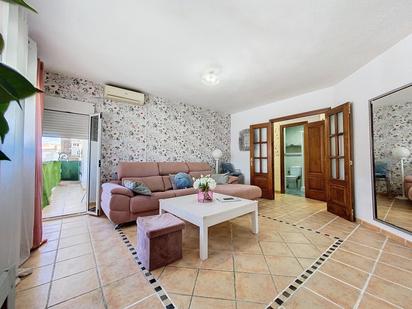 Sala d'estar de Apartament en venda en Estepona amb Aire condicionat, Terrassa i Balcó