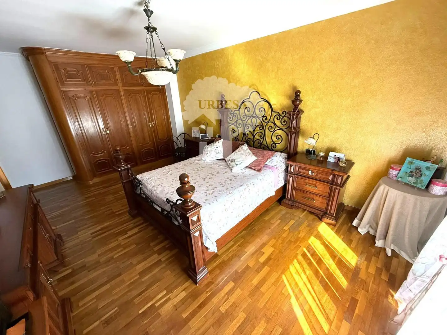 Schlafzimmer von Einfamilien-Reihenhaus zum Verkauf in Motril mit Klimaanlage, Heizung und Schwimmbad