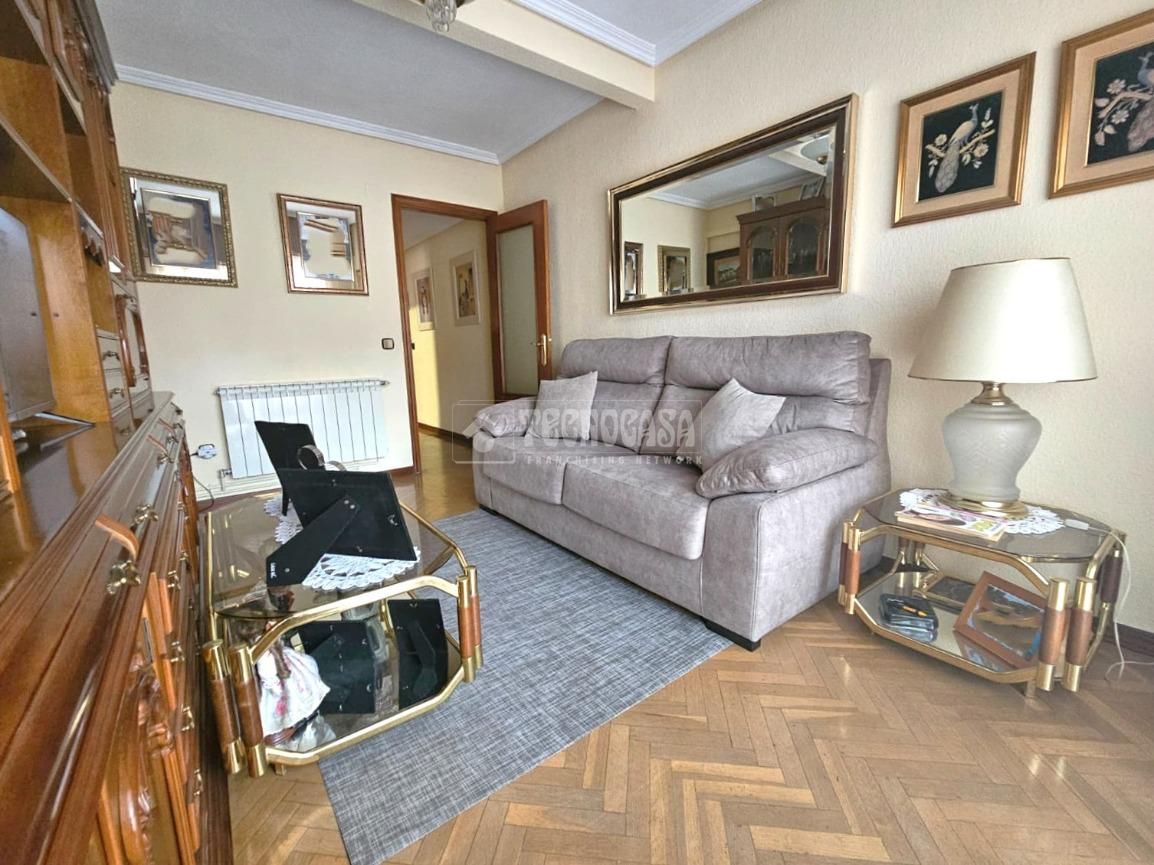 Living room of Flat for sale in Getafe  with Air Conditioner, Heating and Parquet flooring