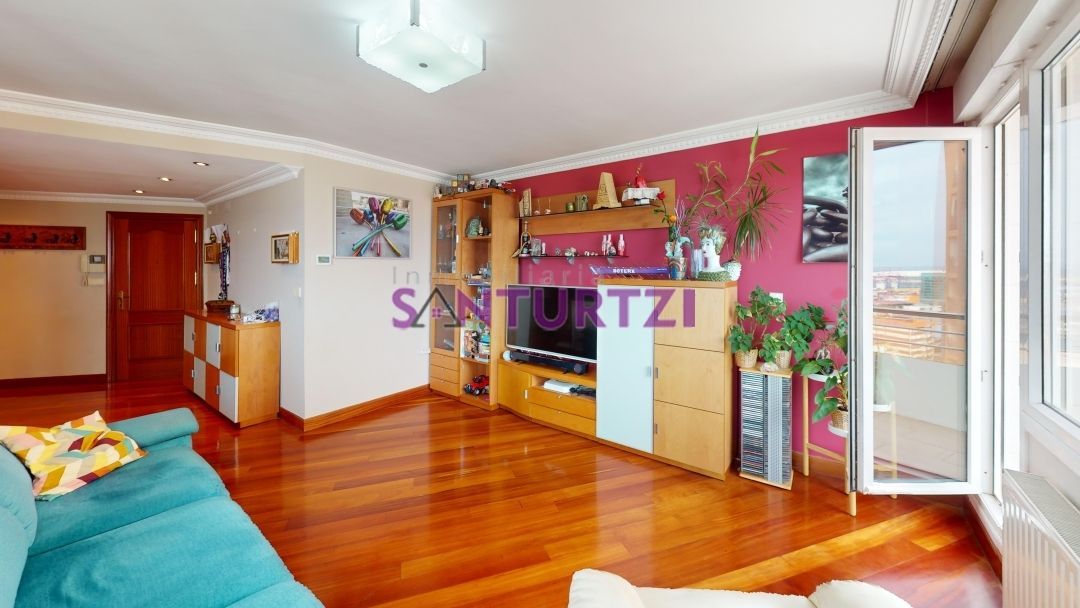 Sala d'estar de Dúplex en venda en Santurtzi  amb Calefacció, Terrassa i Traster