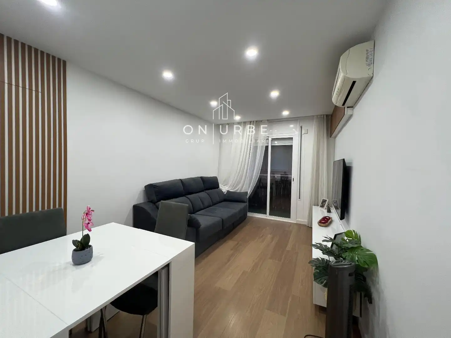 Sala d'estar de Pis en venda en La Llagosta amb Aire condicionat, Terrassa i Moblat