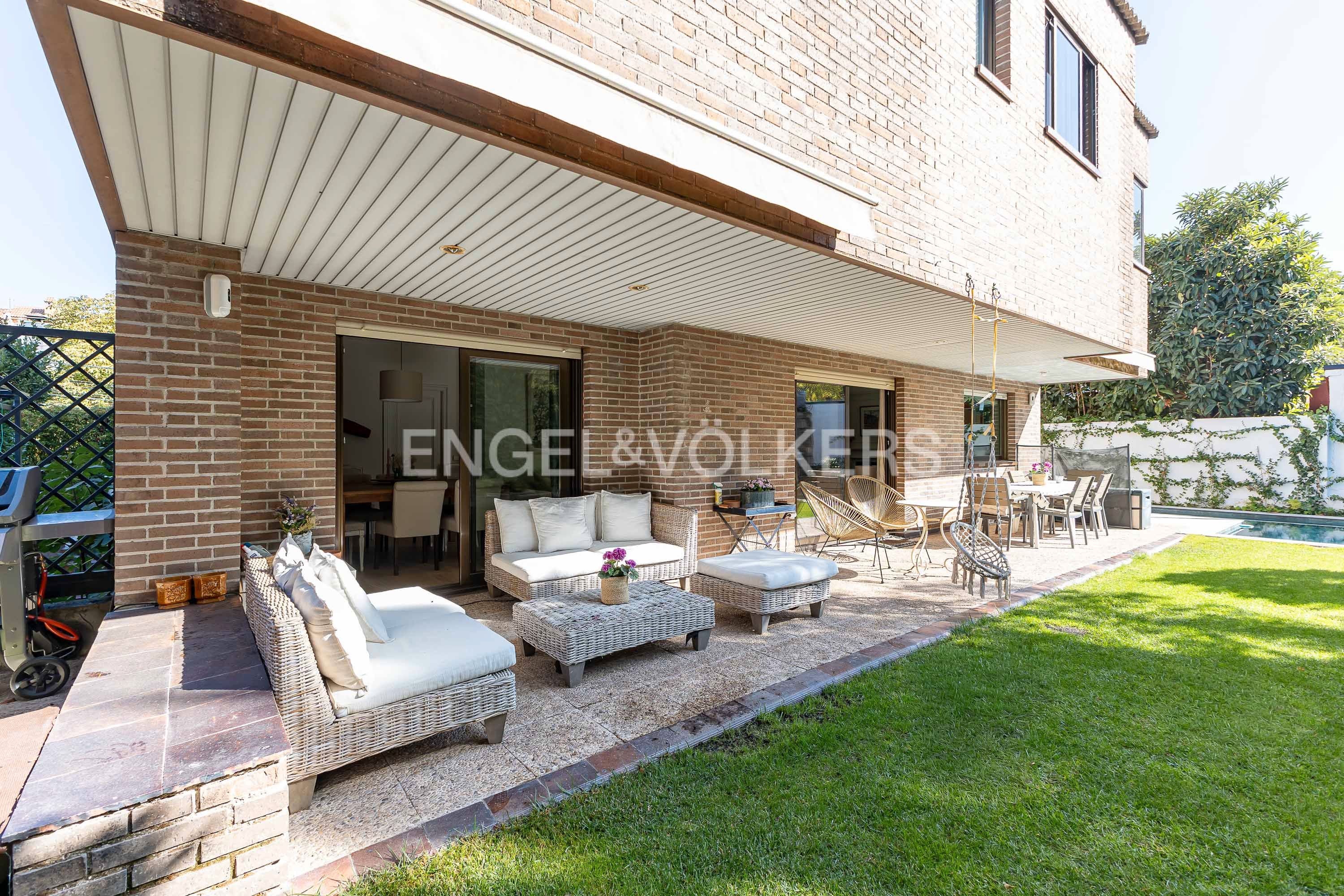 Terrace of House or chalet for sale in  Madrid Capital  with Air Conditioner, Heating and Private garden