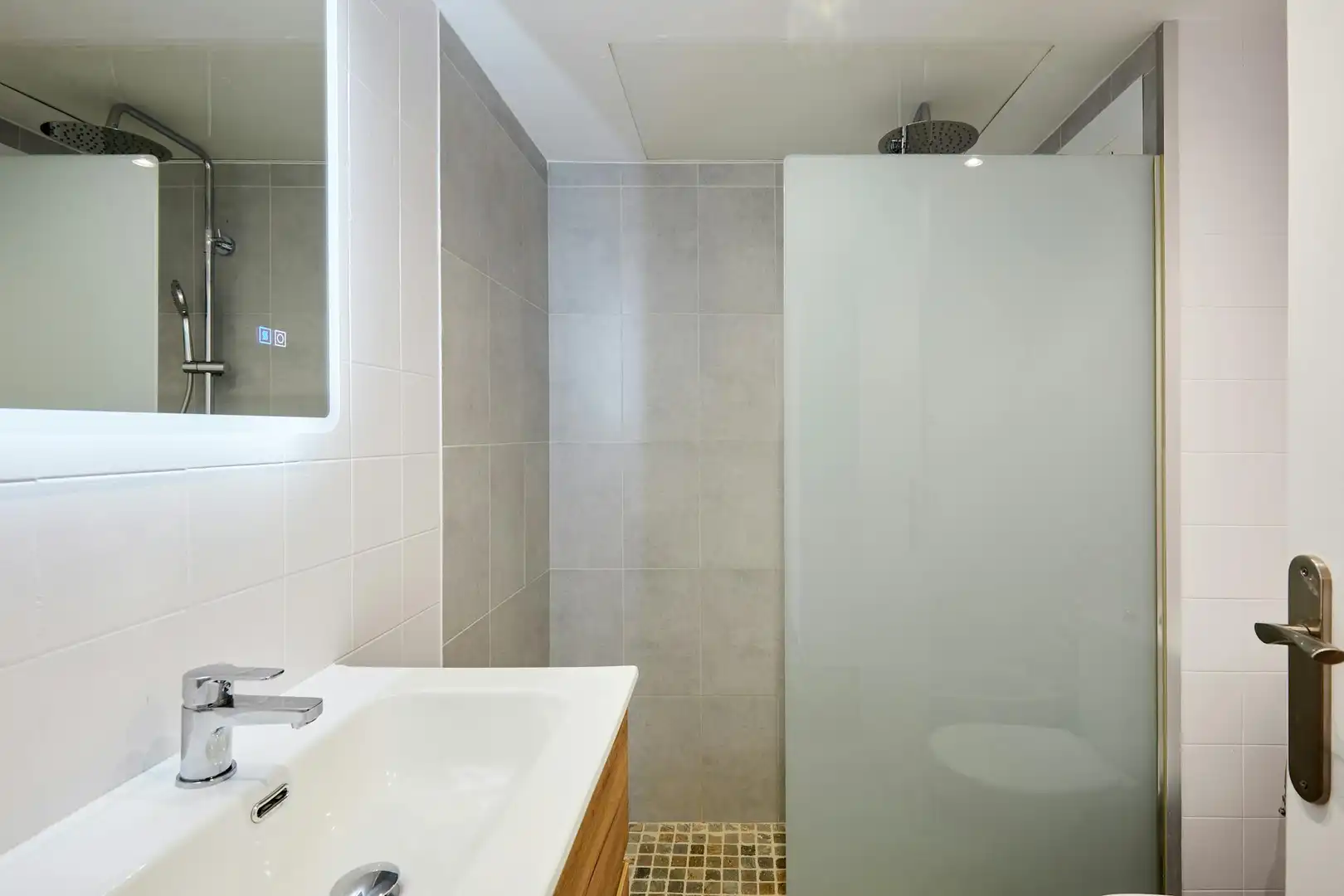 Bathroom of Flat for rent in Barcelona  with Air Conditioner, Heating and Private garden