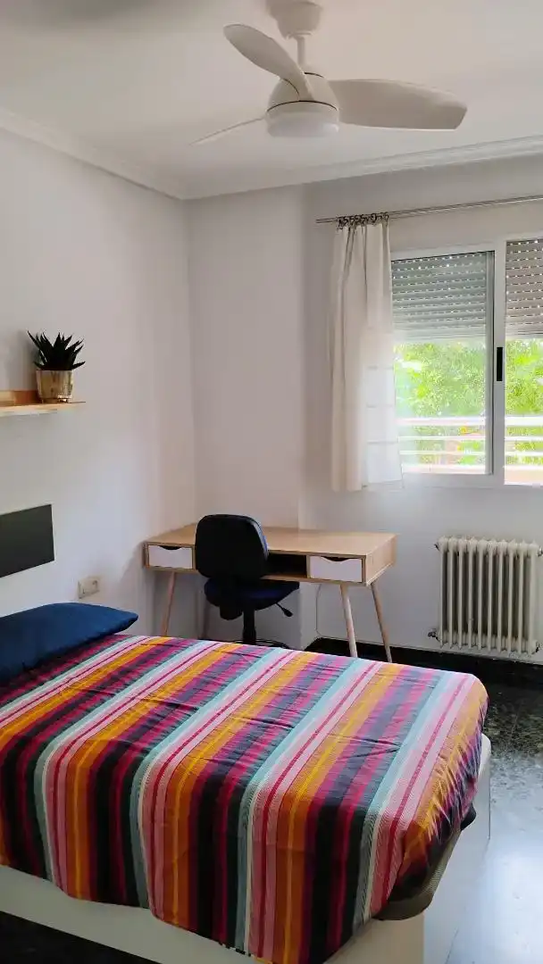 Bedroom of Flat for share in El Pilar