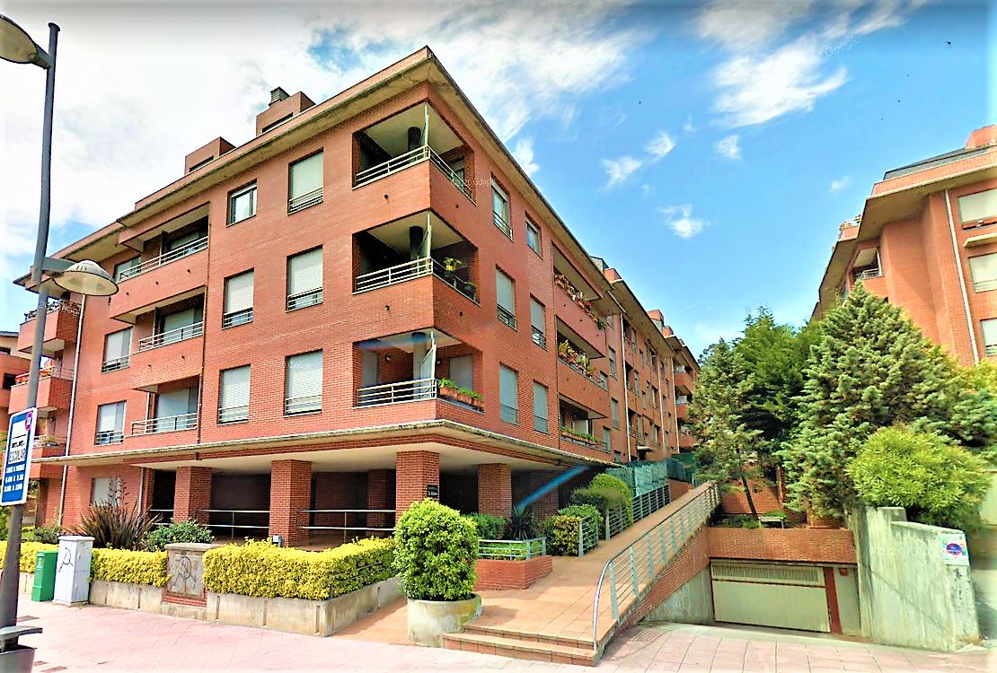 Vista exterior de Àtic en venda en Castro-Urdiales amb Calefacció, Jardí privat i Parquet