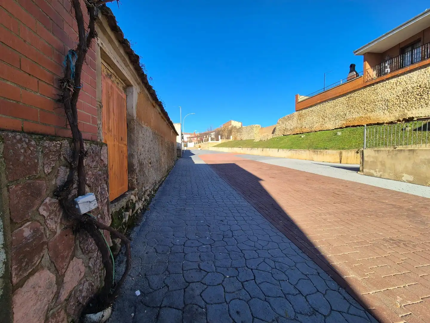 Vista exterior de Pis en venda en Almanza amb Calefacció, Terrassa i Balcó