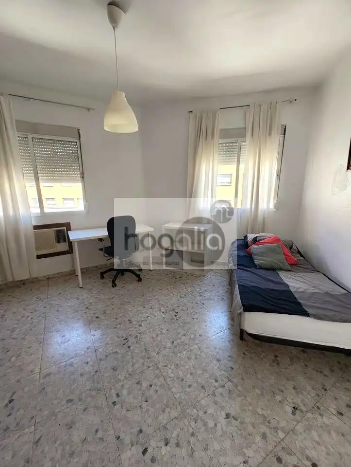 Habitación de Piso de alquiler en Sevilla con Aire acondicionado y Amueblado