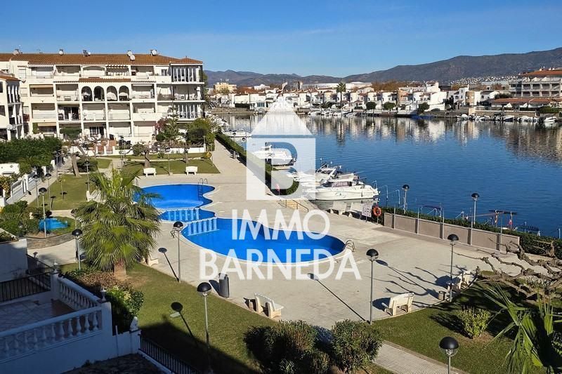 Vista exterior de Pis en venda en Empuriabrava amb Aire condicionat, Calefacció i Terrassa