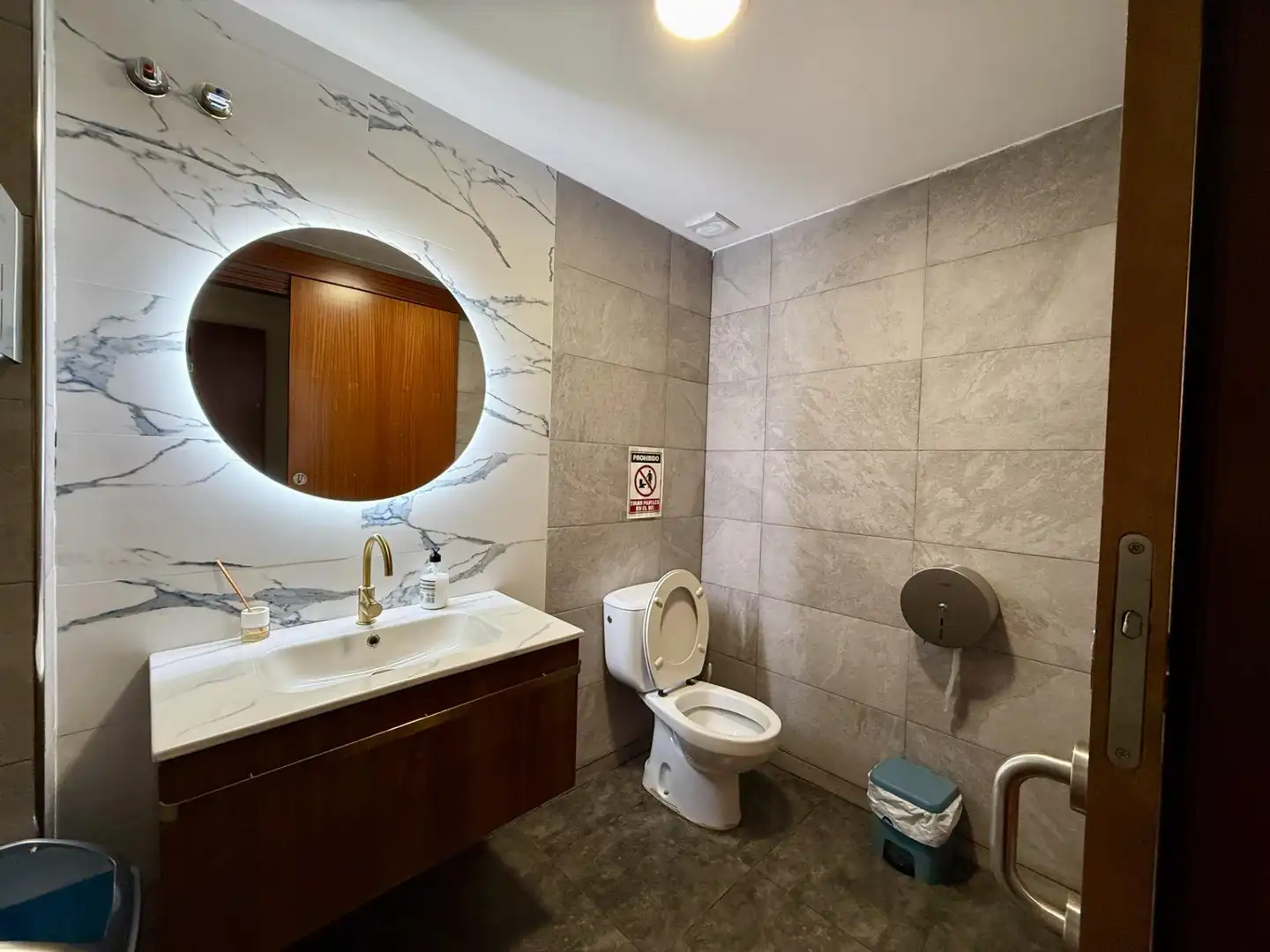 Bathroom of Commercial properties for rent in Barcelona