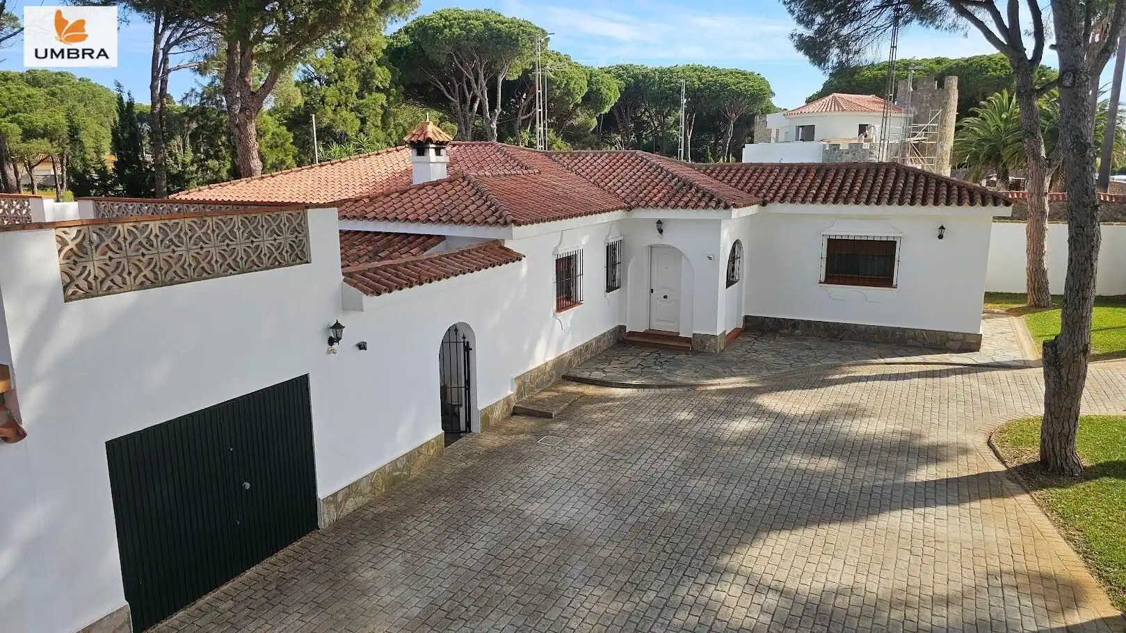 Vista exterior de Casa o xalet en venda en Chiclana de la Frontera amb Aire condicionat, Calefacció i Jardí privat