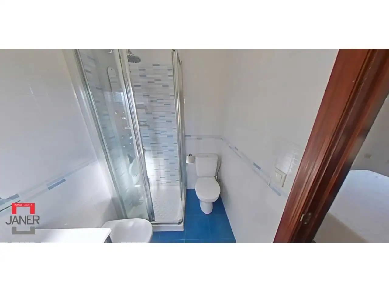 Bany de Casa o xalet en venda en Tomares amb Aire condicionat, Jardí privat i Terrassa