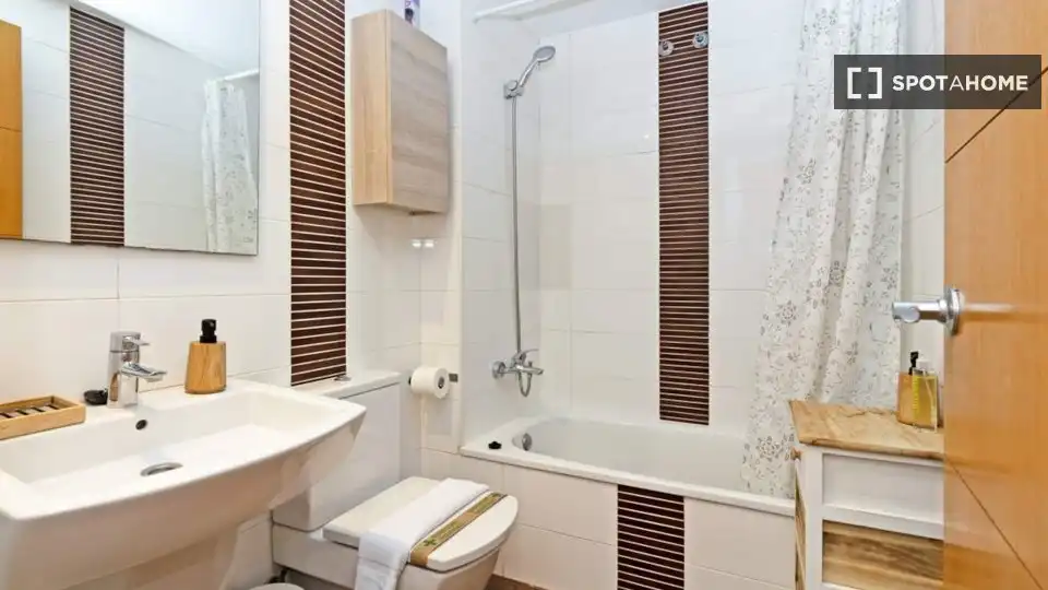 Badezimmer von Wohnung zur Miete in Valencia mit Klimaanlage, Heizung und Möbliert