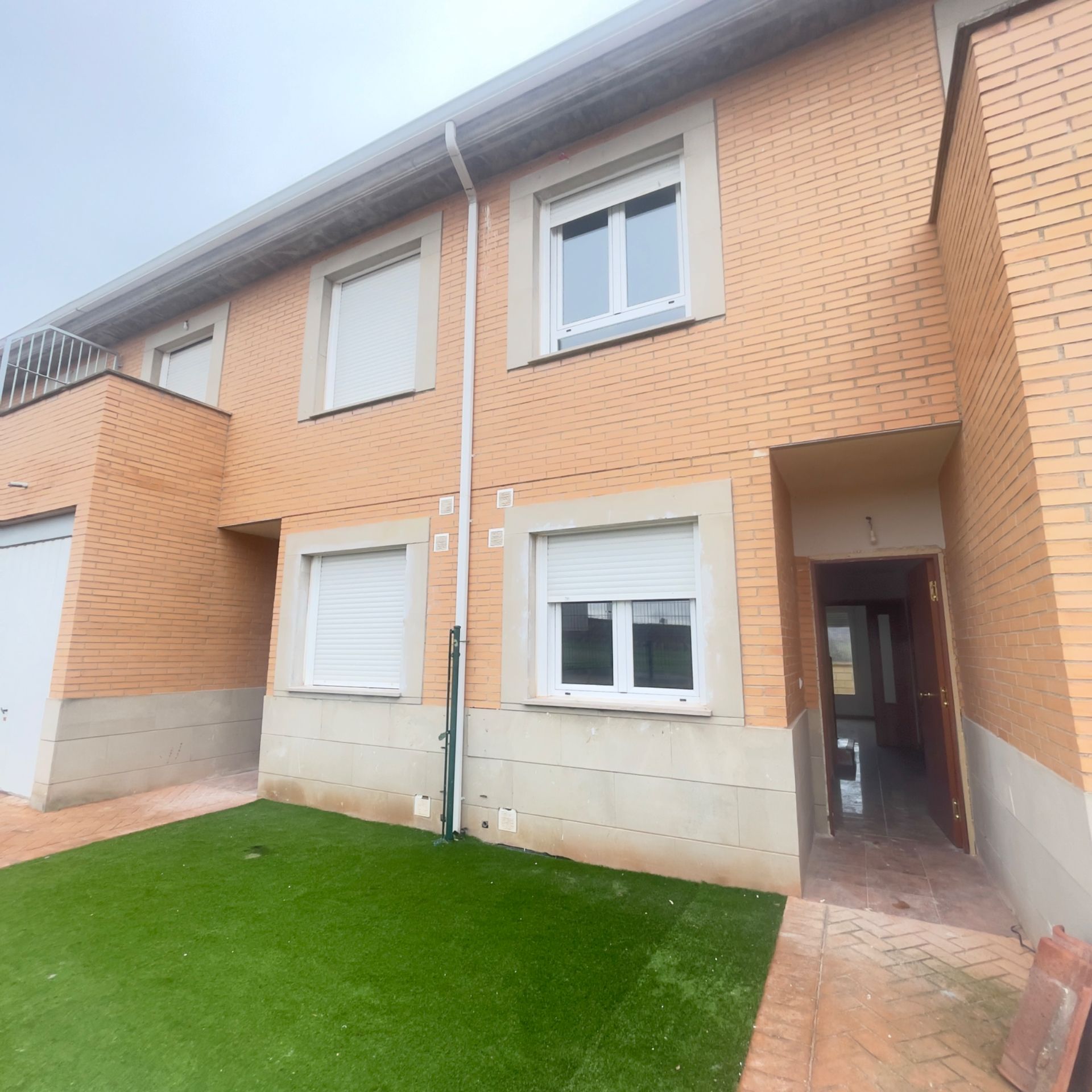 Vista exterior de Casa adosada en venda en Canillas de Río Tuerto amb Calefacció, Jardí privat i Parquet