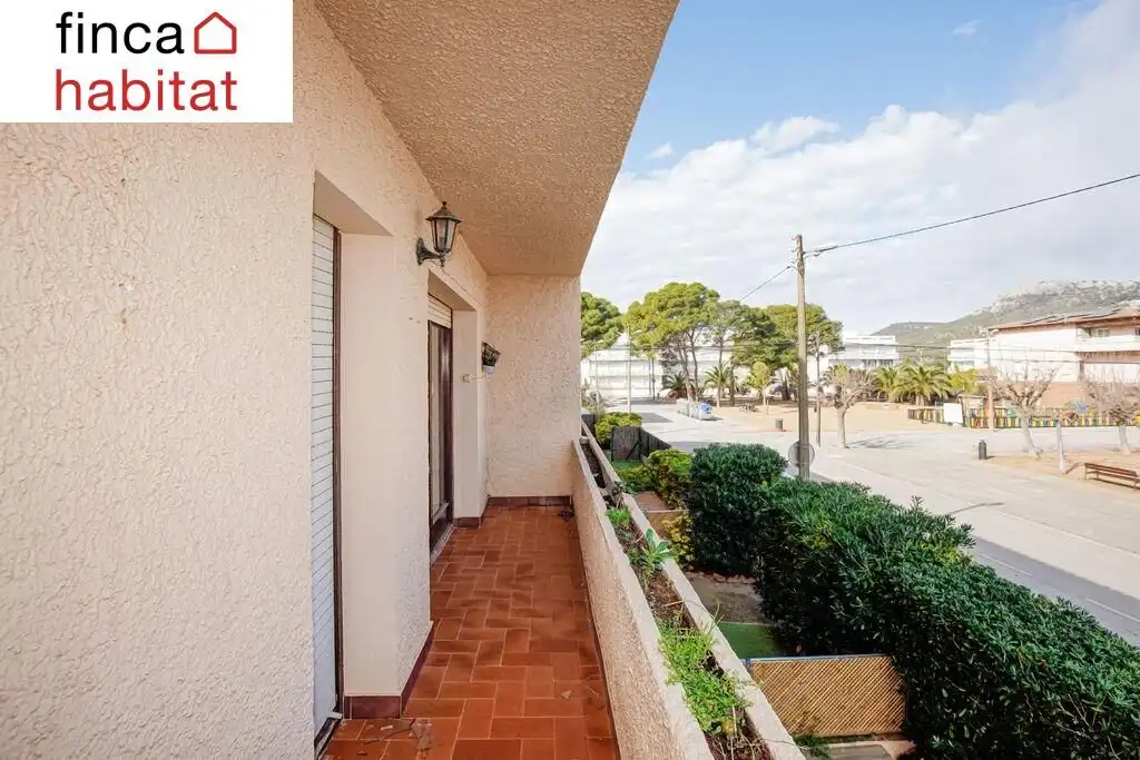 Vista exterior de Apartamento en venta en L'Estartit con Terraza