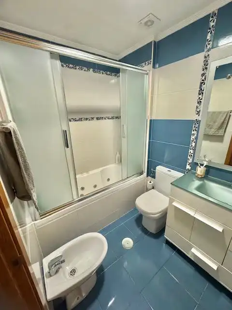 Badezimmer von Wohnung zum Verkauf in Sevilla mit Klimaanlage und Abstellraum