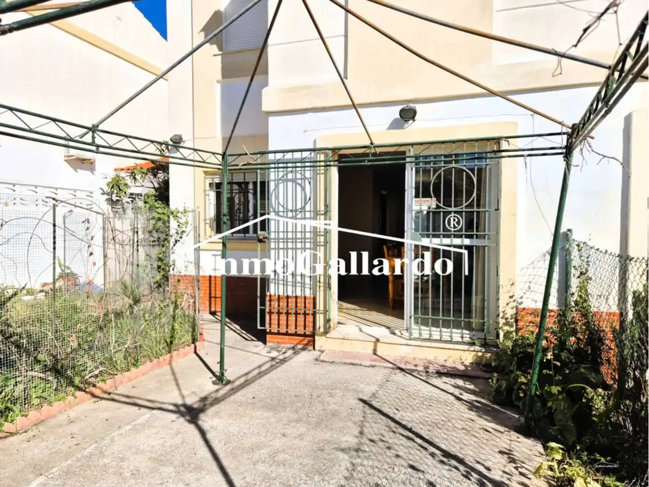 Vista exterior de Casa adosada en venda en Vélez-Málaga amb Jardí privat i Piscina comunitària