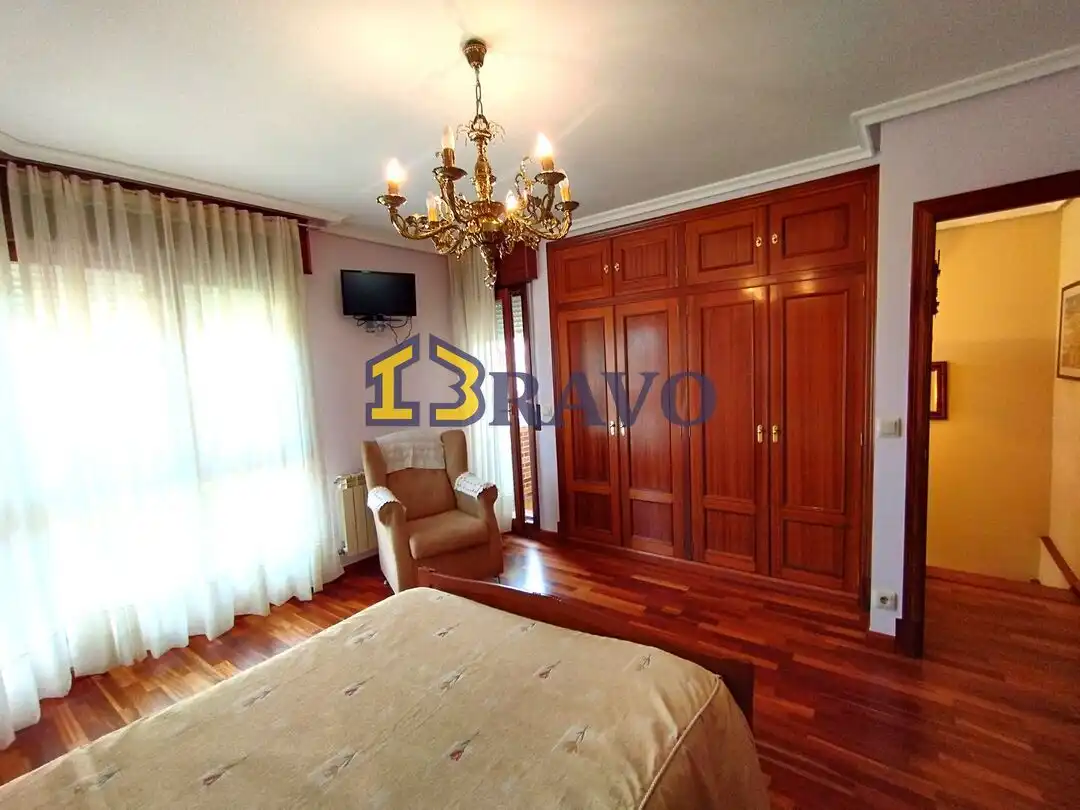 Habitación de Casa adosada en venta en Medina de Pomar con Calefacción, Jardín privado y Terraza