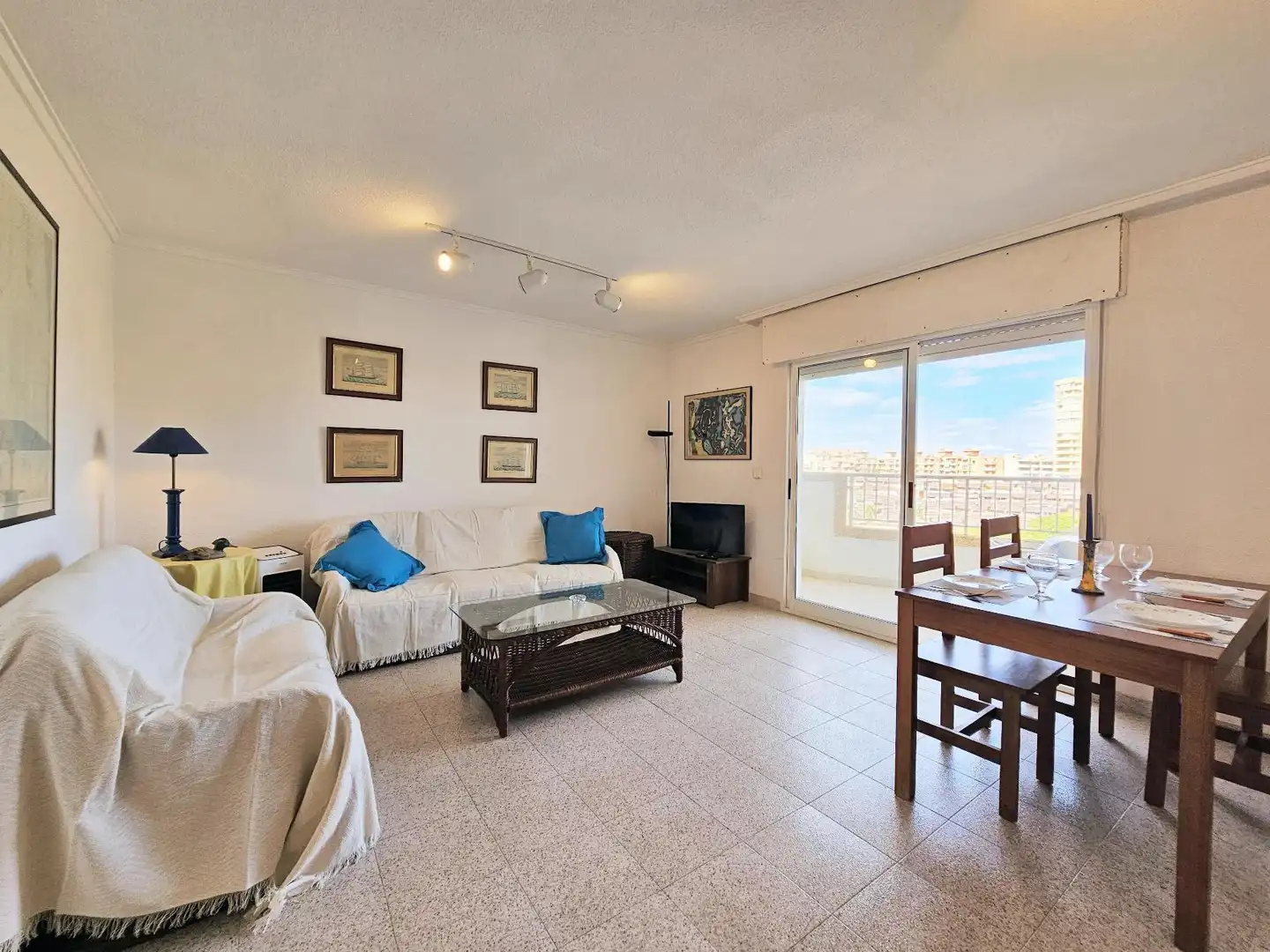 Sala de estar de Apartamento de alquiler en La Manga del Mar Menor con Terraza y Piscina