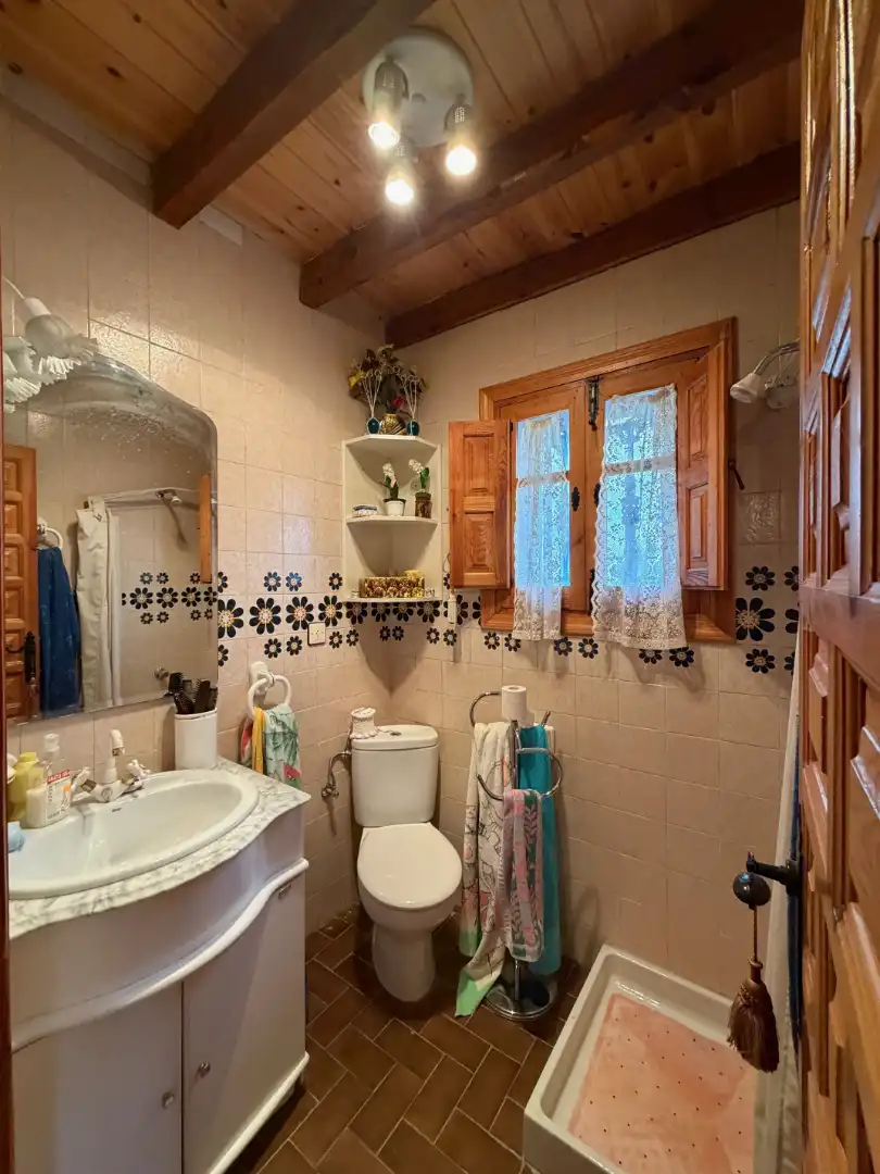 Baño de Finca rústica en venta en Fombellida con Jardín privado, Terraza y Amueblado