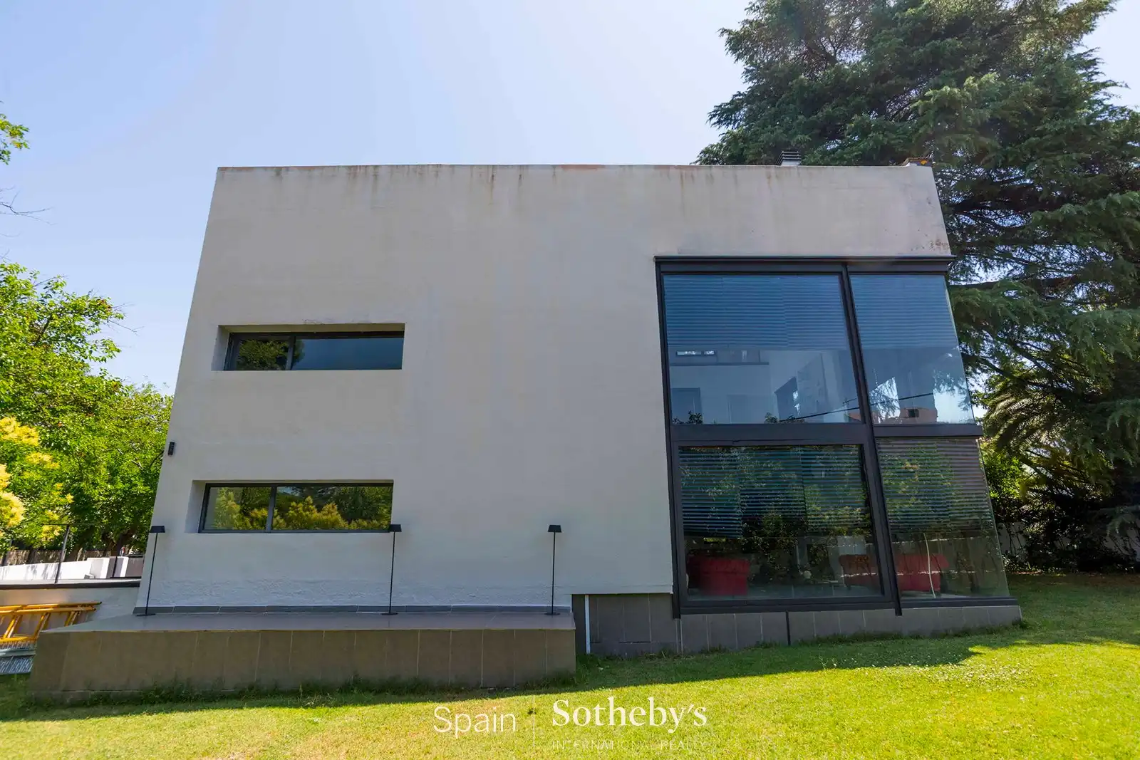 Vista exterior de Casa o xalet en venda en Madrid amb Aire condicionat, Jardí privat i Terrassa