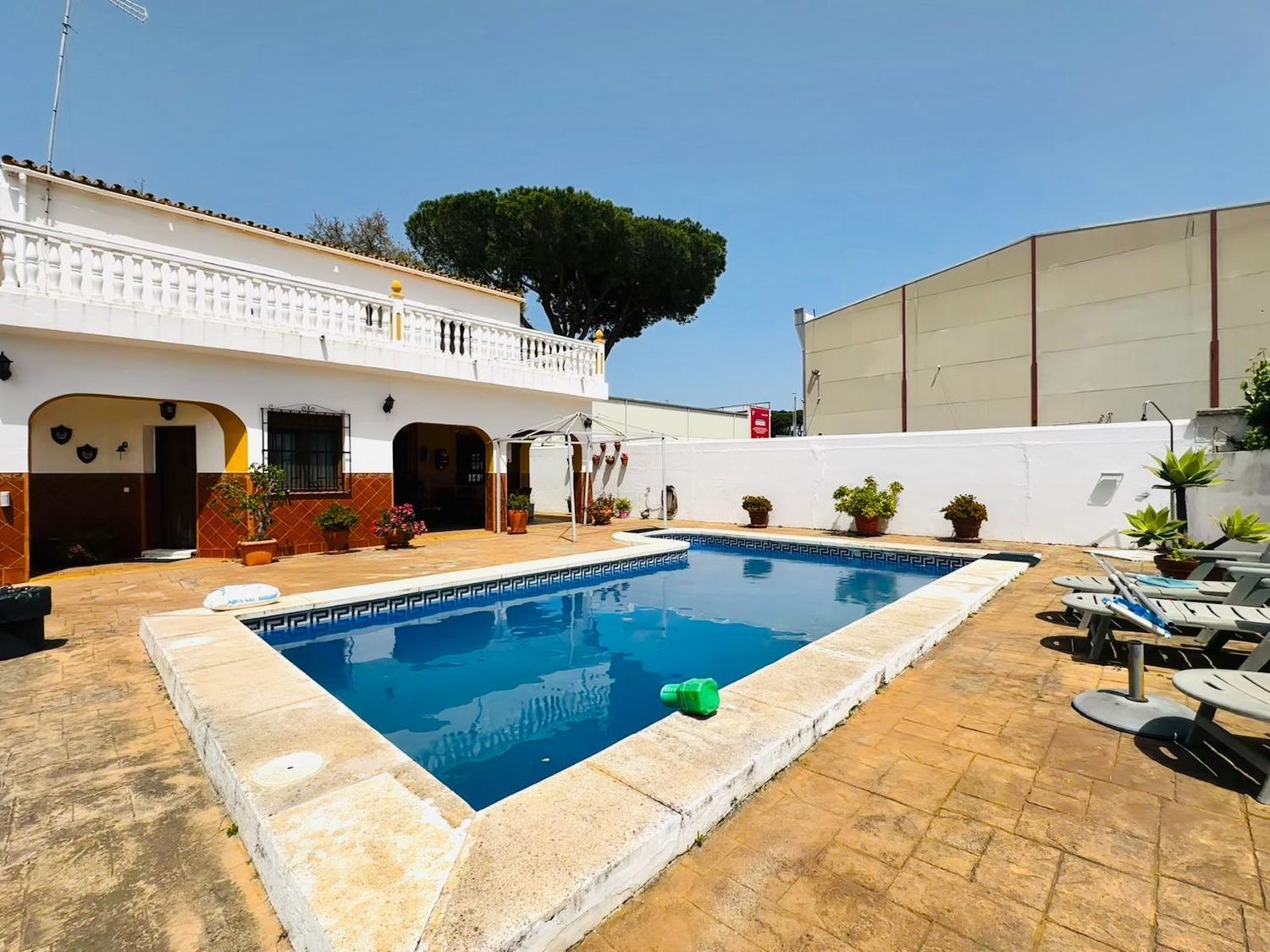 Piscina de Casa o xalet en venda en Algeciras amb Terrassa i Piscina comunitària