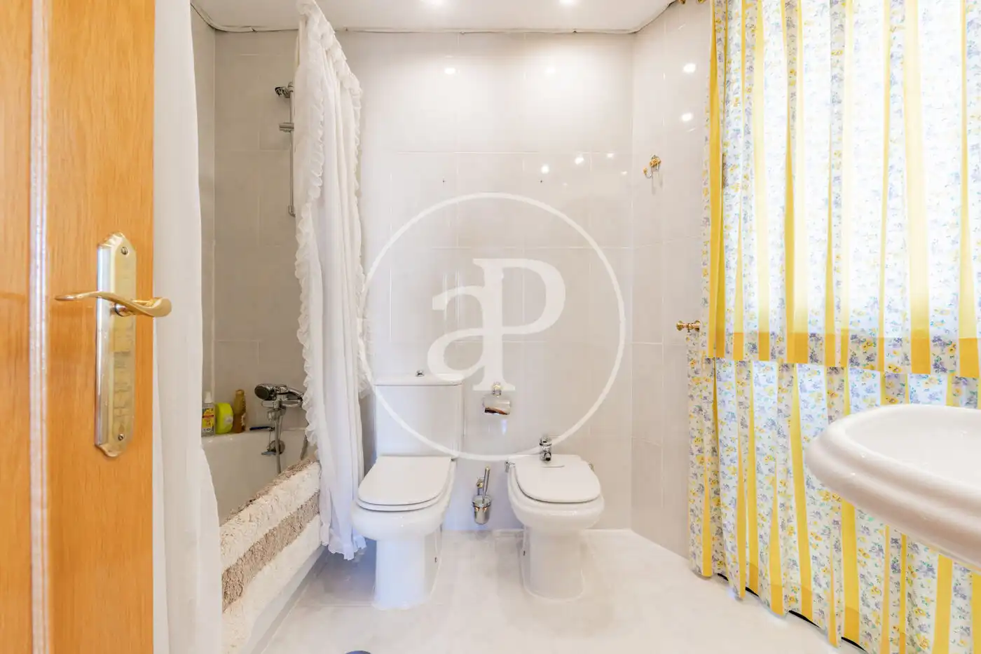 Bathroom of Flat for sale in Madrid  with Air Conditioner and Heating