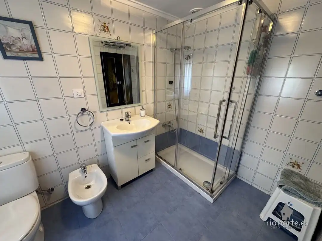 Baño de Casa o chalet en venta en Oviedo  con Calefacción y Jardín privado