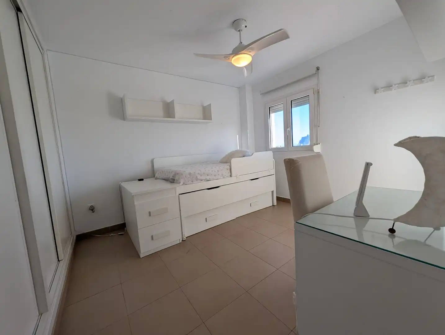 Habitación de Casa adosada de alquiler en La Línea de la Concepción con Aire acondicionado, Calefacción y Jardín privado