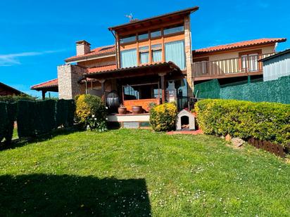 Jardí de Casa adosada en venda en Gijón  amb Terrassa i Balcó