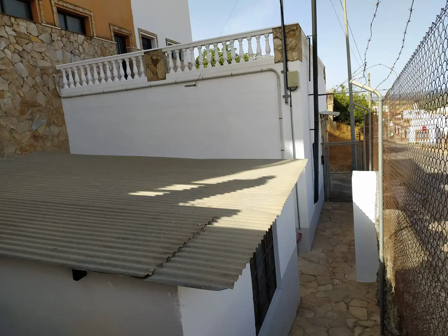 Vista exterior de Casa o xalet en venda en Villanueva del Río y Minas amb Aire condicionat, Jardí privat i Terrassa