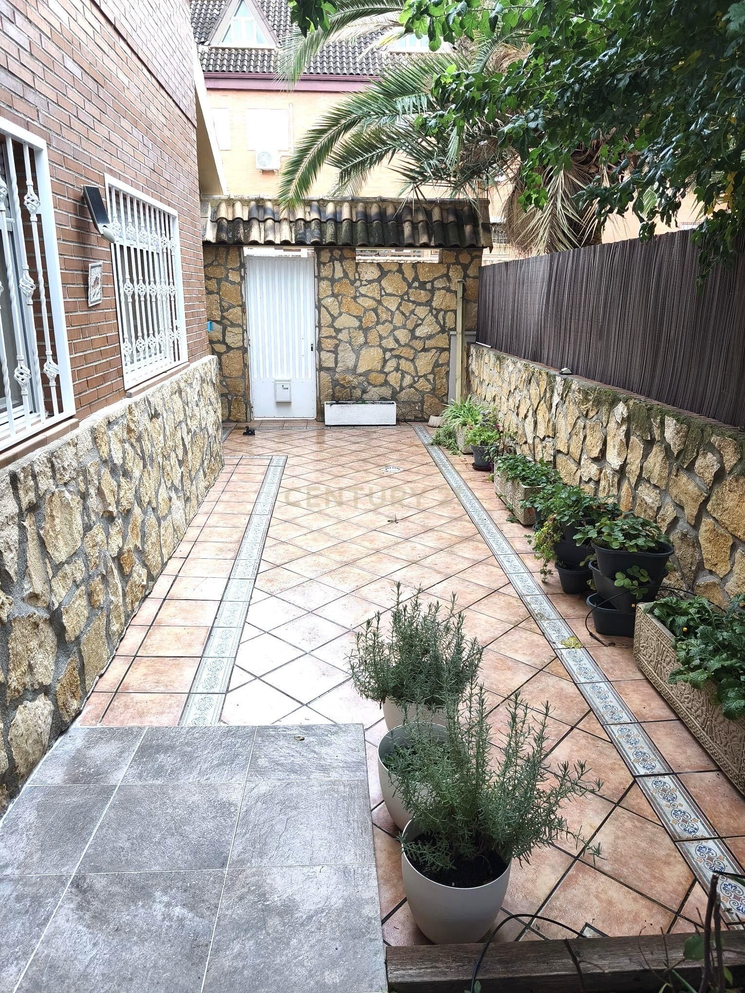 Terrassa de Estudi de lloguer en Velilla de San Antonio amb Aire condicionat, Rentadora i TV