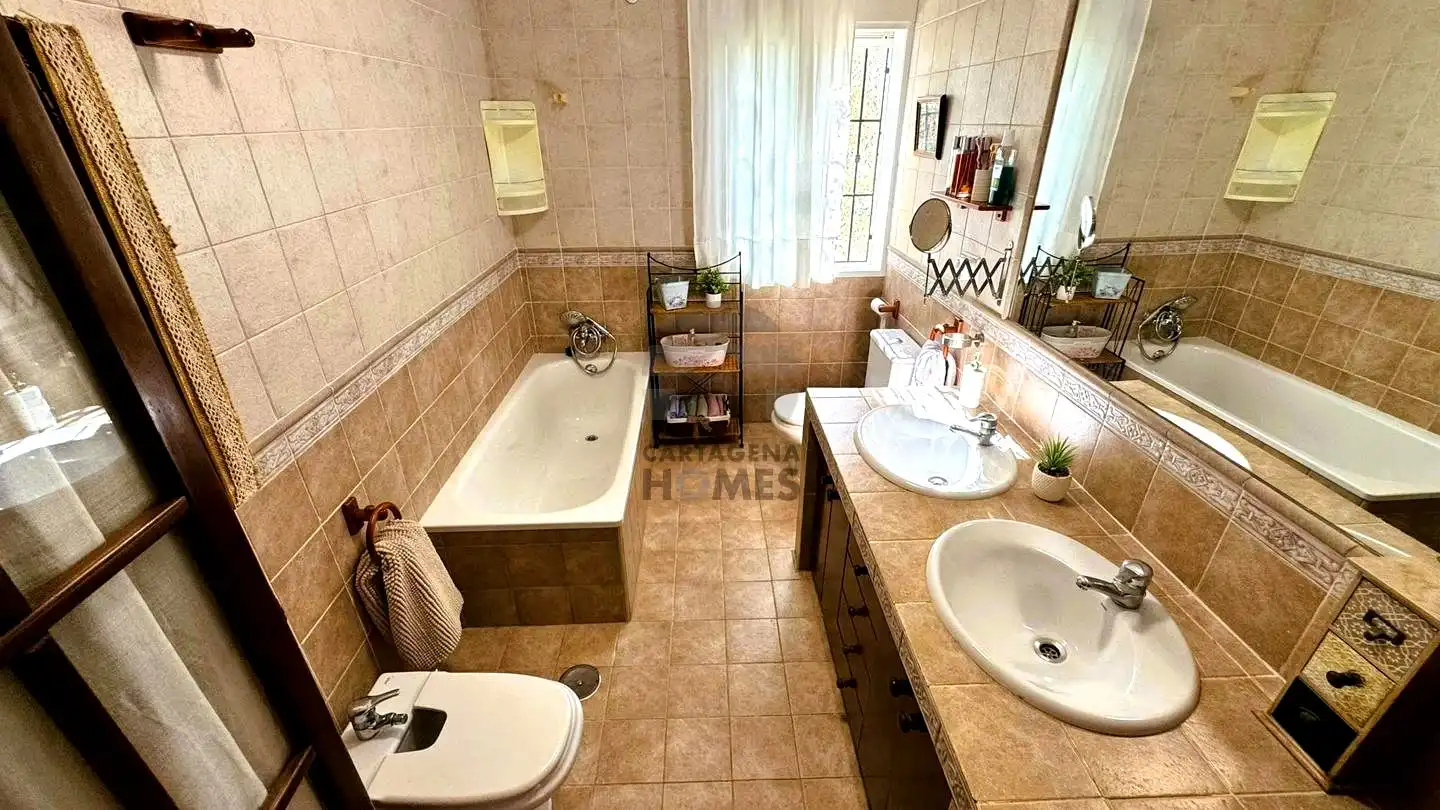 Baño de Casa o chalet en venta en Cartagena con Aire acondicionado, Calefacción y Jardín privado