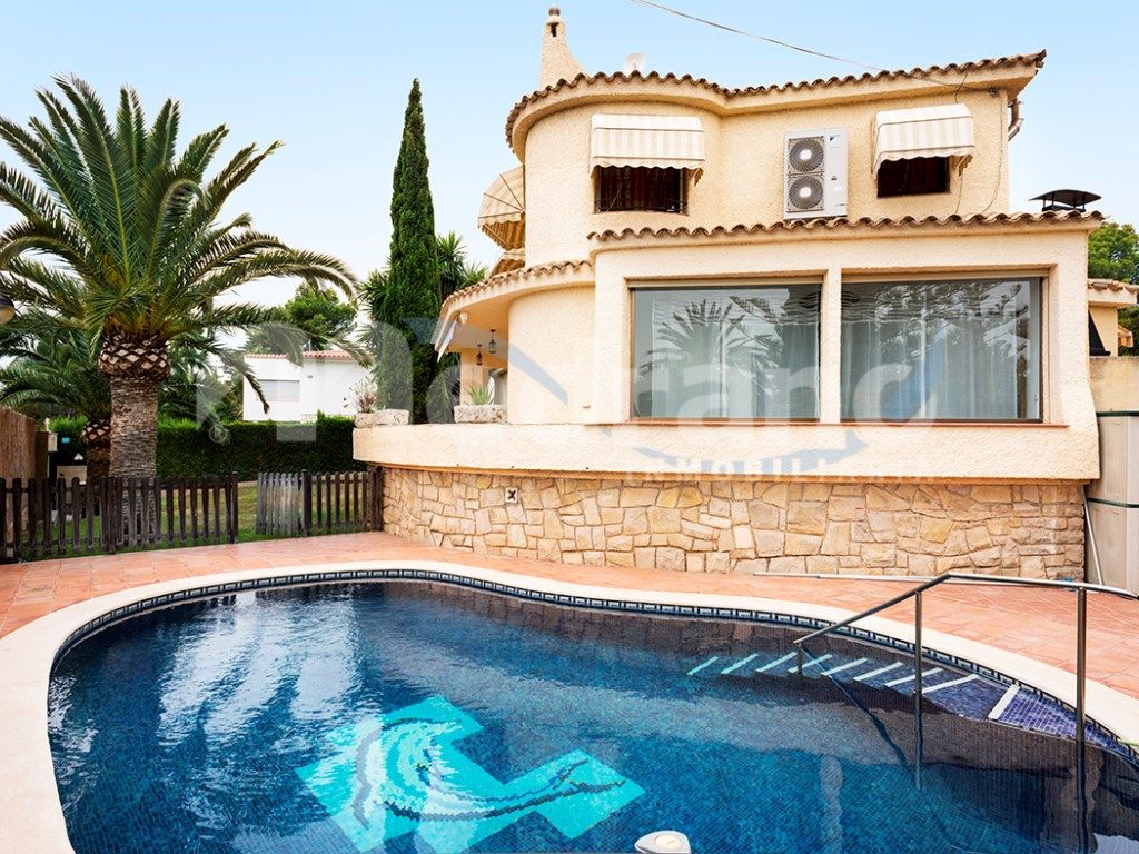 Vista exterior de Casa o xalet de lloguer en La Nucia amb Aire condicionat i Piscina