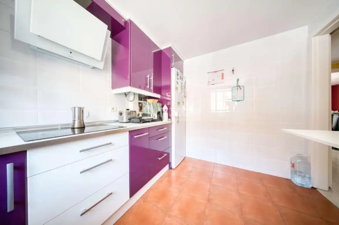 Cocina de Casa adosada en venta en Aldeamayor de San Martín con Calefacción y Jardín privado
