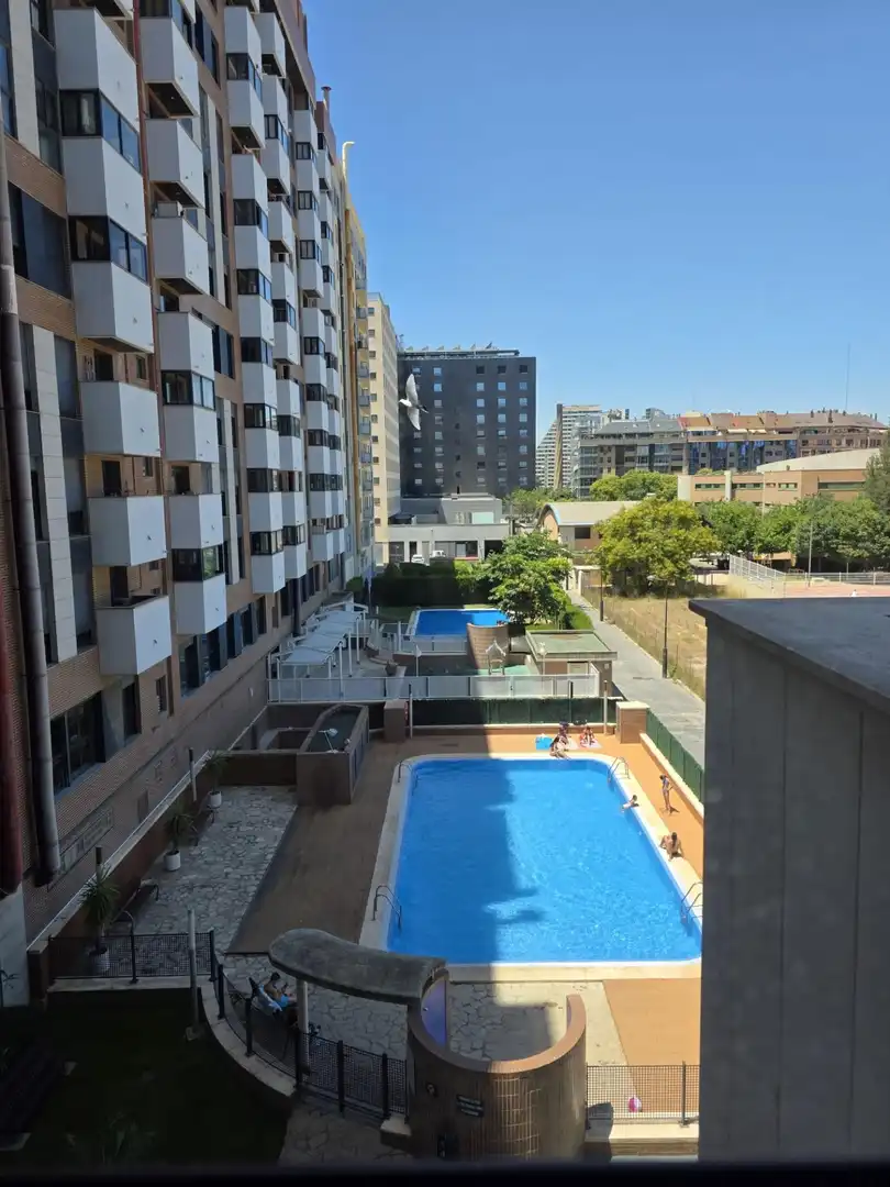 Schwimmbecken von Wohnung zum Verkauf in Valencia mit Klimaanlage, Privatgarten und Terrasse